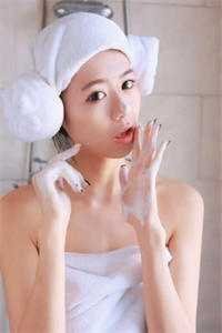 白日清冷帝师，夜里缠我腰肢必读文